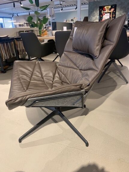 Draaifauteuil Nest in bruin leer met hoofdkussen, showroommodel, nu 1900,- (30% korting op 2711,-).